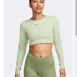 Nike pro top M